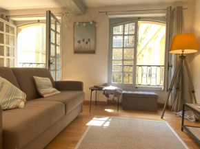 Beau studio cosy calme en face du port sur le quai